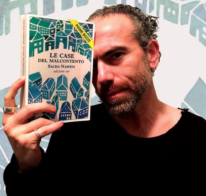 Le Case del malcontento: Sacha Naspini e i misteri di un borgo millenario Le Case del malcontento: Sacha Naspini e i misteri di un borgo millenario