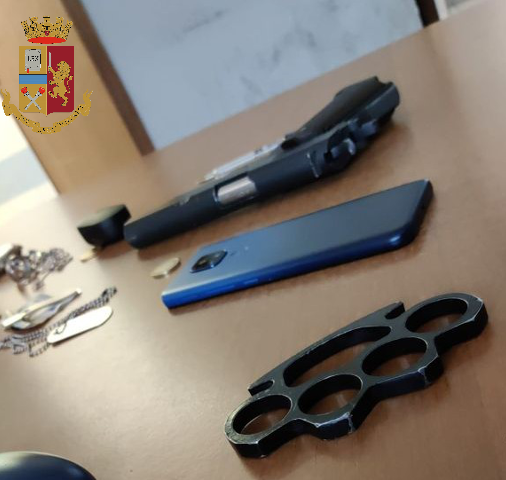 Prima va in giro armato e poi danneggia la volante: arrestato in Barriera Nizza Prima va in giro armato e poi danneggia la volante: arrestato in Barriera Nizza