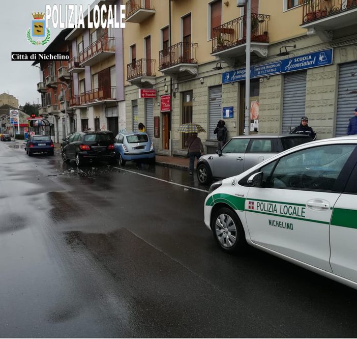 Nichelino, incidente con tre auto coinvolte in via Torino: neonato e fratellino di due anni illesi Nichelino, incidente con tre auto coinvolte in via Torino: neonato e fratellino di due anni illesi