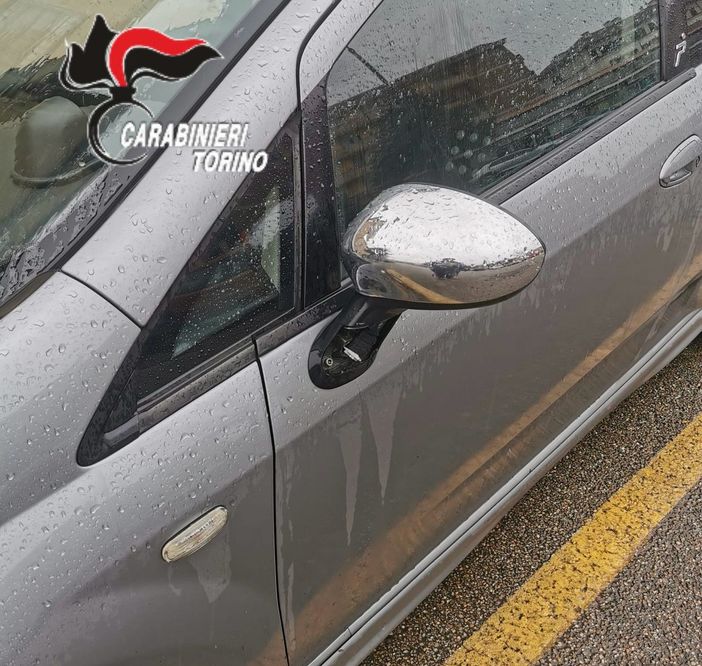 specchietto retrovisore di un'auto