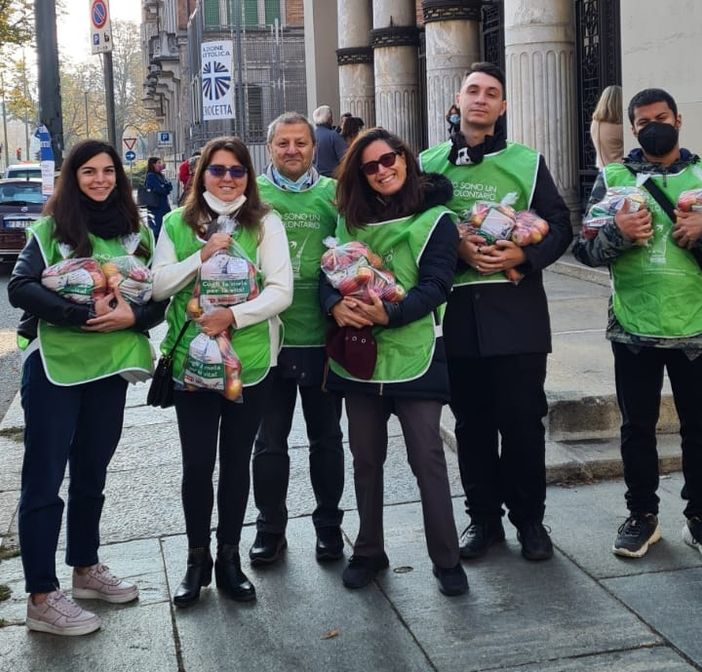 L'Associazione Prevenzione Tumori nelle piazze di Torino e provincia con "La prevenzione dà buoni frutti, cogli la mela per la vita"