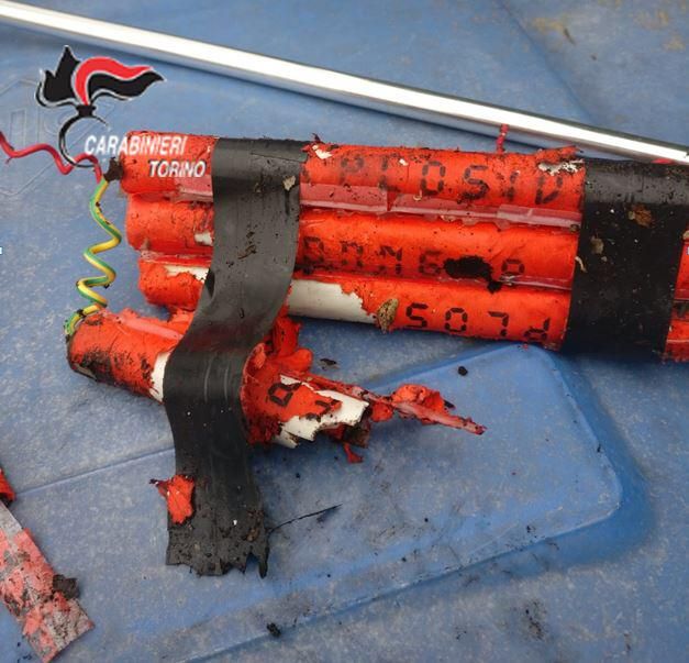 Allarme bomba in una siepe a Settimo Torinese: intervengono gli artificieri, ma è un falso [VIDEO]