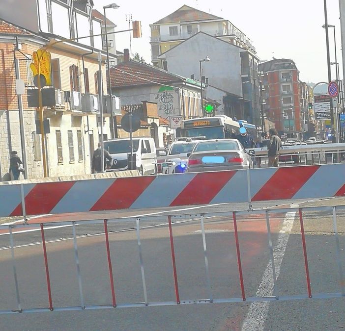 auto bloccata passaggio a livello