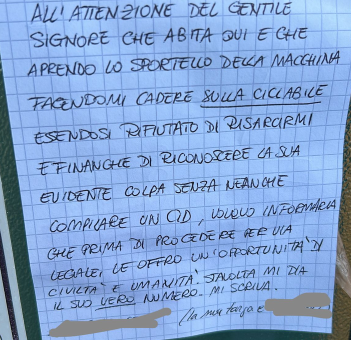 Il biglietto affisso sul portone del civico 23 di via Filadelfia Il biglietto affisso sul portone del civico 23 di via Filadelfia