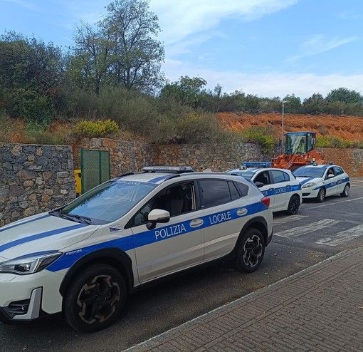 Ceriale, rubano piante di azalea lungo la massicciata ferroviaria: denunciata una coppia di Torino