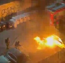 Auto in fiamme nella notte: momenti di paura a Nichelino Auto in fiamme nella notte: momenti di paura a Nichelino