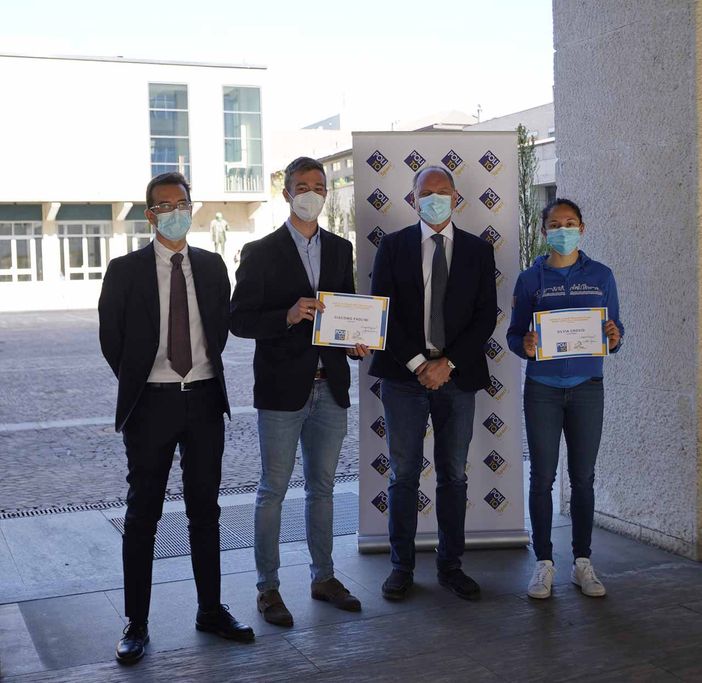 Studenti atleti ricevono borse di studio Studenti atleti ricevono borse di studio