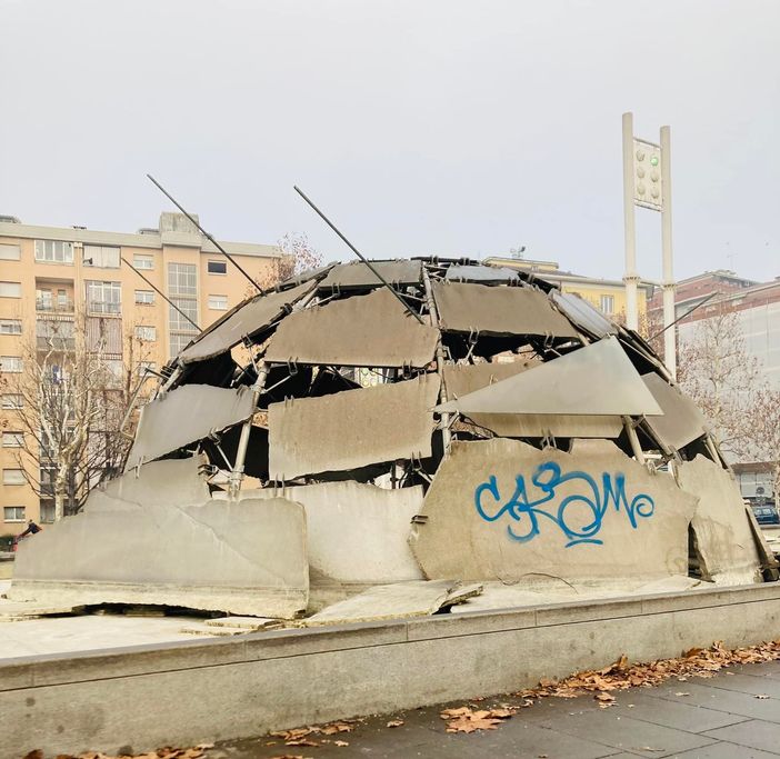 In foto, la scritta apparsa sulla lastra in pietra dell'opera di Merz In foto, la scritta apparsa sulla lastra in pietra dell'opera di Merz