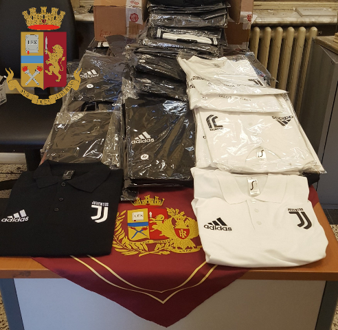 Derby Juventus-Torino, sequestrati oltre 140 capi contraffatti Derby Juventus-Torino, sequestrati oltre 140 capi contraffatti