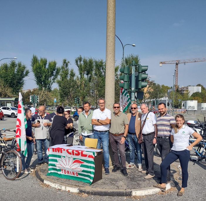 sindacalisti fuori dai cancelli di Mirafiori