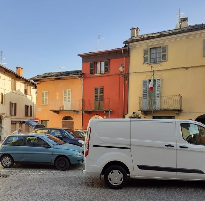 La piazzetta antistante il municipio di Torre Pellice