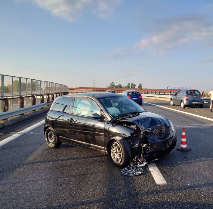 Incidente in tangenziale allo svincolo Drosso: un ferito non grave Incidente in tangenziale allo svincolo Drosso: un ferito non grave