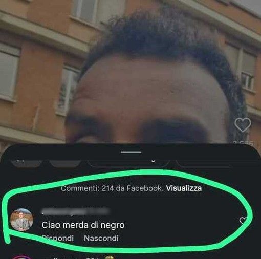 Decine di scritte offensive sotto il video Decine di scritte offensive sotto il video