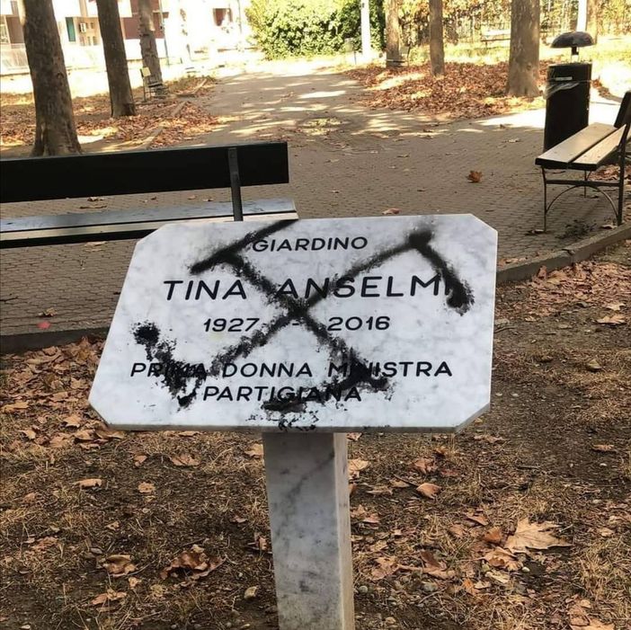 Orrore a Torino: oltraggiata con una svastica la memoria di Tina Anselmi, ministra partigiana Orrore a Torino: oltraggiata con una svastica la memoria di Tina Anselmi, ministra partigiana