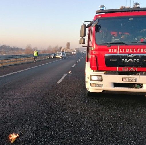 Auto esce di strada da un cavalcavia e precipita tra le carreggiate della Torino-Savona