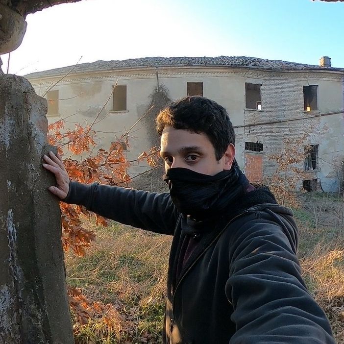 Alberto, l'esploratore urbano che ridà vita ai luoghi abbandonati