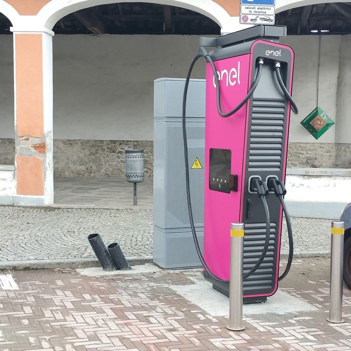 Firme contro la colonnina di ricarica delle auto elettriche: “Danneggia l’ala”