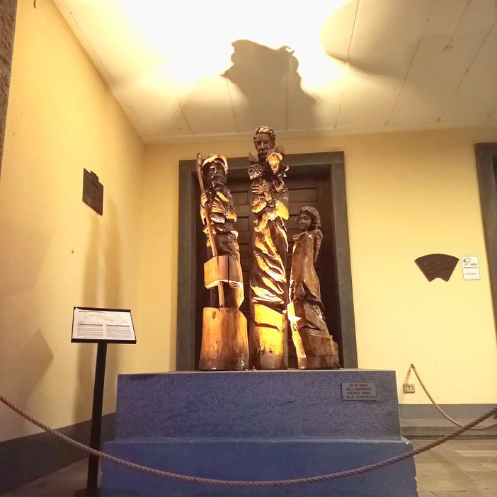 La scultura sulle migrazioni di Enrico Challier