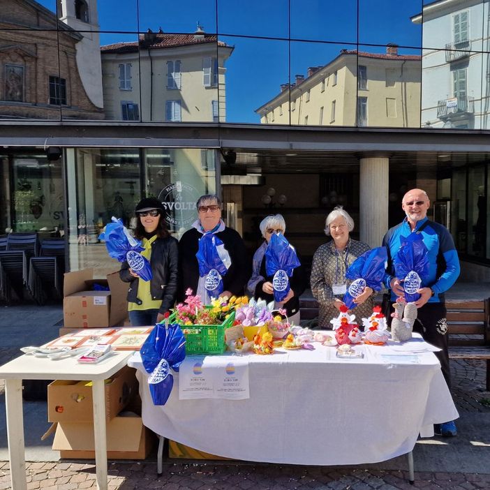 I volontari Anfass in piazza Facta con l’Uovo blu I volontari Anfass in piazza Facta con l’Uovo blu