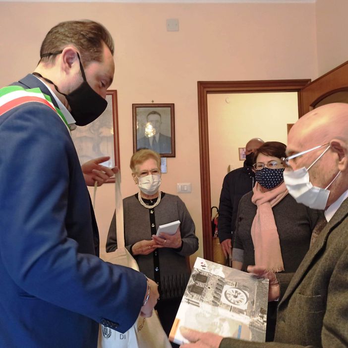 Tante persone insieme per festeggiare una ricorrenza Tante persone insieme per festeggiare una ricorrenza