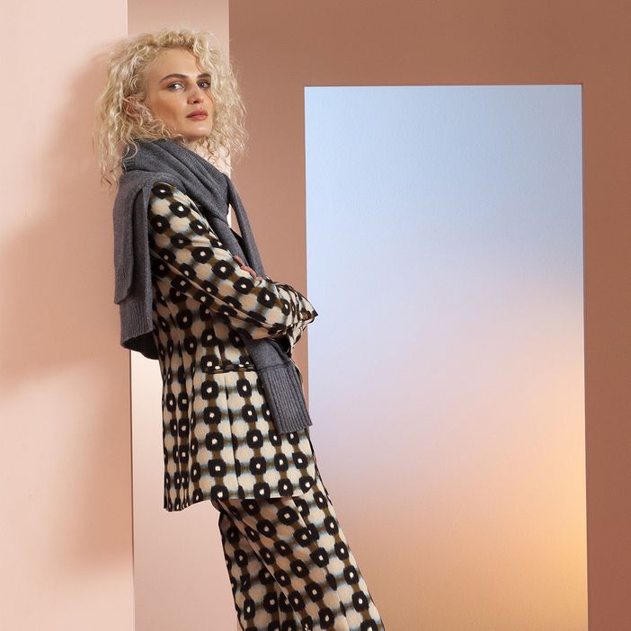Il grande ritorno del tailleur donna grigio Il grande ritorno del tailleur donna grigio