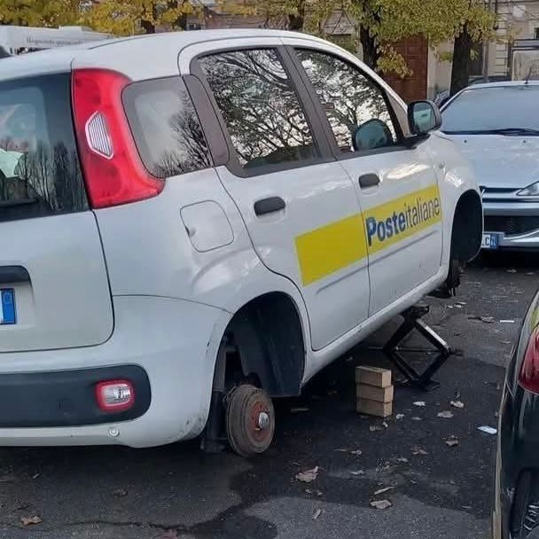 Con il cric rubano gli pneumatici e lasciano l'auto delle Poste sui mattoni Con il cric rubano gli pneumatici e lasciano l'auto delle Poste sui mattoni
