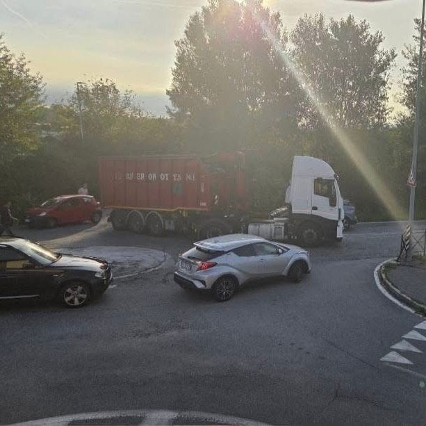 Tir incastrato sulla rotonda, traffico e polemiche in strada del Villaretto