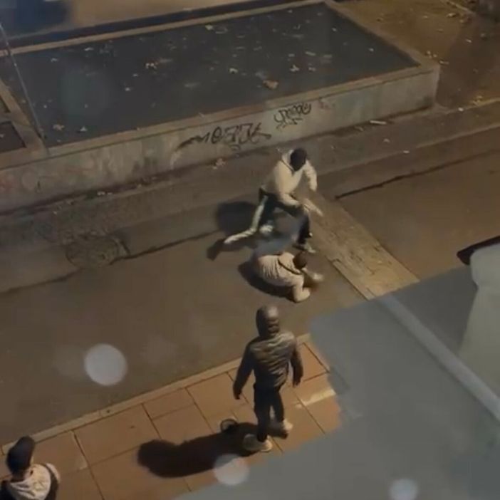 Rissa alla fermata della metro: “Scene di ordinaria follia in città” Rissa alla fermata della metro: “Scene di ordinaria follia in città”