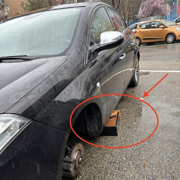 Ladri di pneumatici creativi al Lingotto, al posto del cric usano... un cassetto Ladri di pneumatici creativi al Lingotto, al posto del cric usano... un cassetto