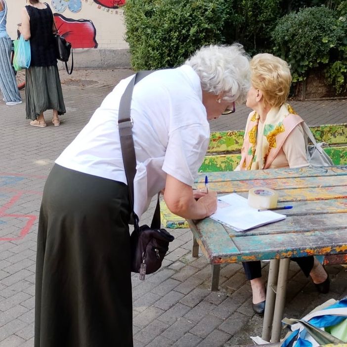 Via alla raccolta firme davanti alla scuola: "Serve un dosso per rallentare le auto" Via alla raccolta firme davanti alla scuola: "Serve un dosso per rallentare le auto"