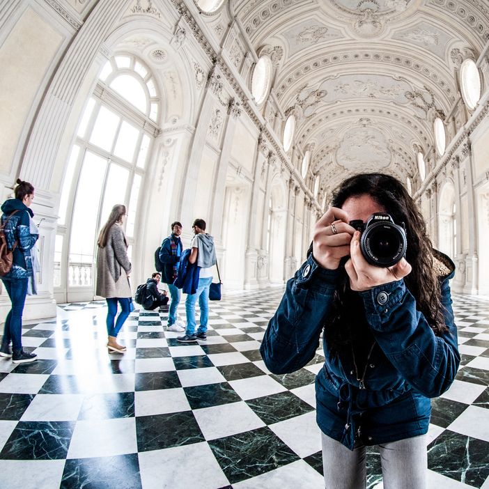 Fotografa nella galleria di Diana a Venaria