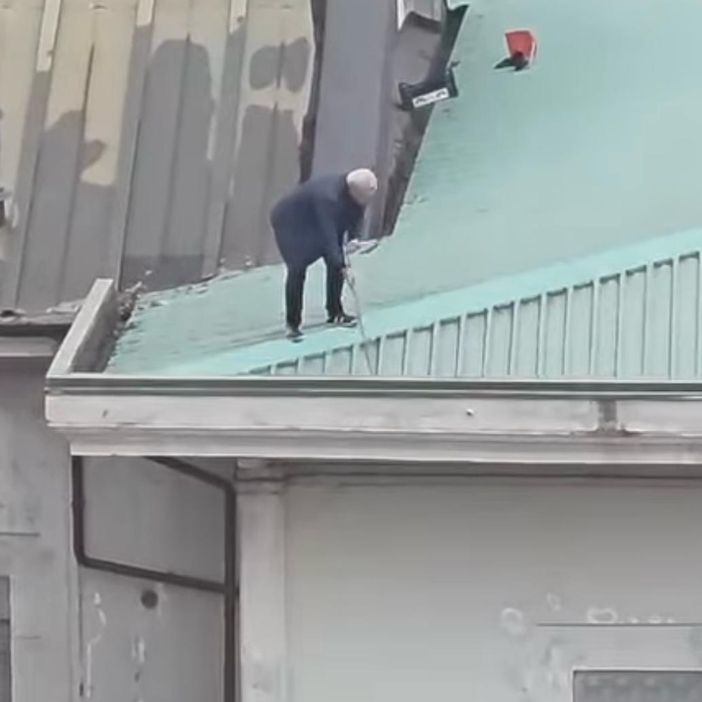 Anziani sul tetto del centro d'incontro Anziani sul tetto del centro d'incontro