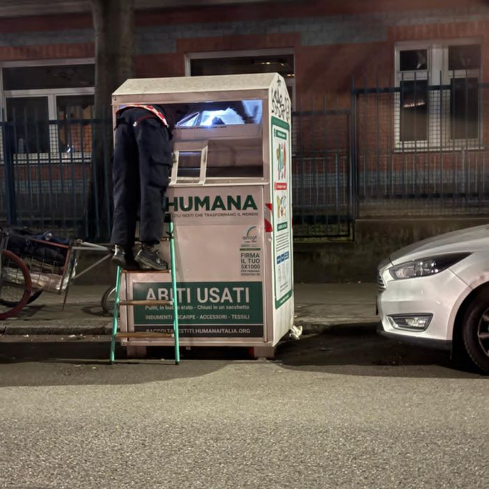 Assalto al cassonetto dei vestiti usati Assalto al cassonetto dei vestiti usati