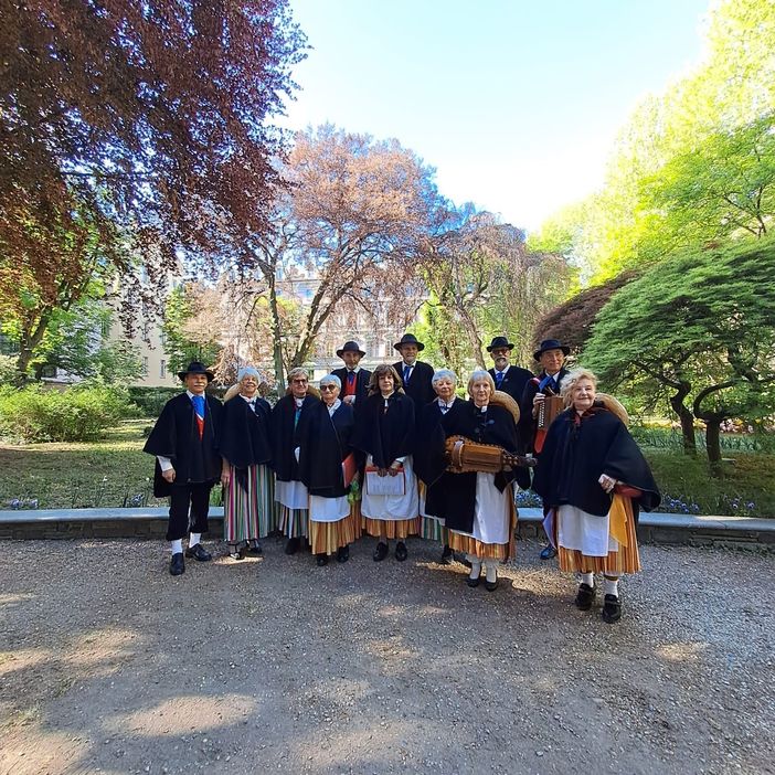 Persone vestite in costumi d'epoca Persone vestite in costumi d'epoca