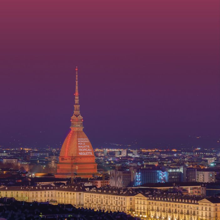 La Mole si illumina di viola e arancione per la lotta contro le malattie tropicali neglette La Mole si illumina di viola e arancione per la lotta contro le malattie tropicali neglette