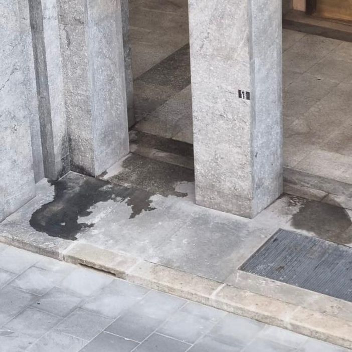 La lettera di una residente: “Intorno ai nostri palazzi un vespasiano a cielo aperto” La lettera di una residente: “Intorno ai nostri palazzi un vespasiano a cielo aperto”