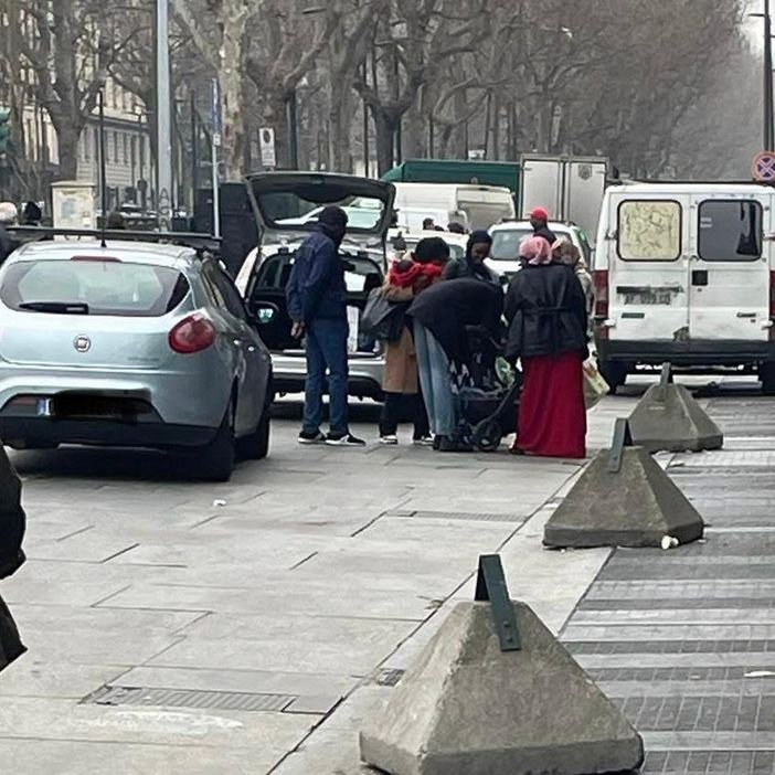 Taxi abusivi a Porta Palazzo: il fenomeno senza tempo dei "kabu kabu" Taxi abusivi a Porta Palazzo: il fenomeno senza tempo dei "kabu kabu"
