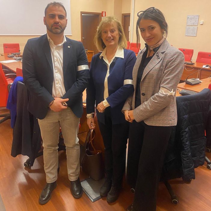 foto di gruppo di persone in piedi foto di gruppo di persone in piedi