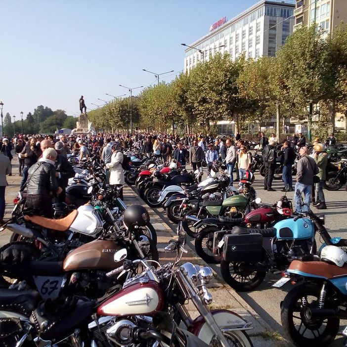 Eleganti in sella ad una moto per combattere il cancro: a Torino il Distinguished Gentleman's Ride