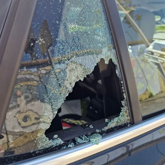 Vandali scatenati in corso Venezia, rotti i vetri delle auto in sosta