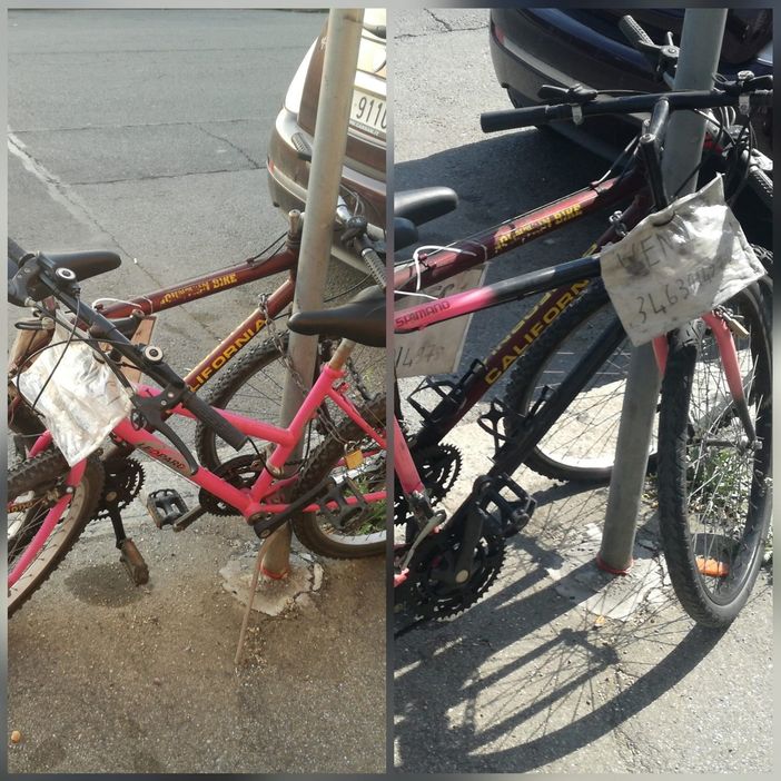 biciclette legate a un palo