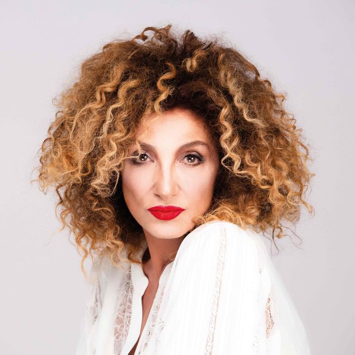 Marcella Bella incontra i fan di Torino al bookstore Mondadori di piazza Castello Marcella Bella incontra i fan di Torino al bookstore Mondadori di piazza Castello