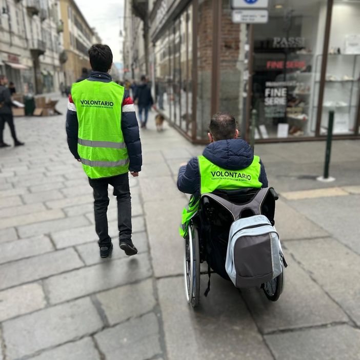 Ingresso vietato (o quasi) per i disabili nei negozi di Torino: il 75% delle attività commerciali non è accessibile