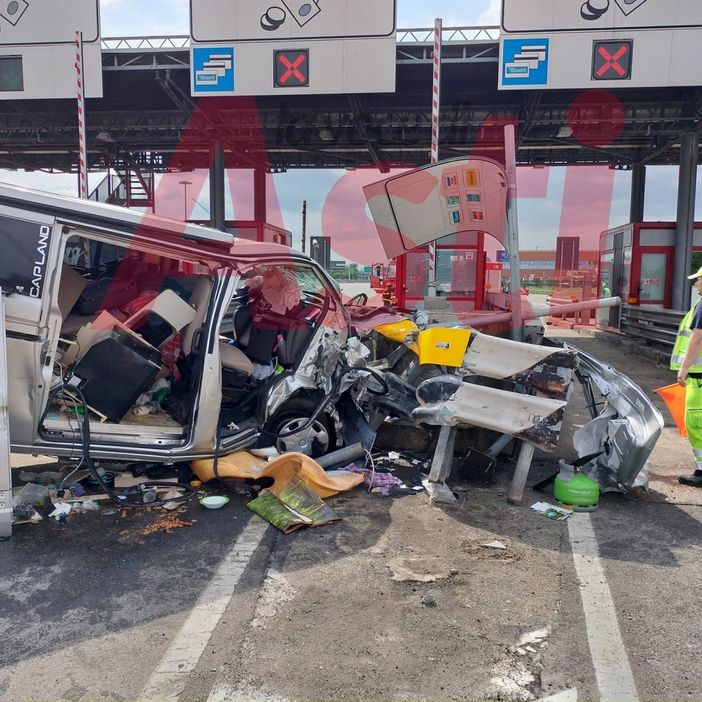 incidente al casello incidente al casello