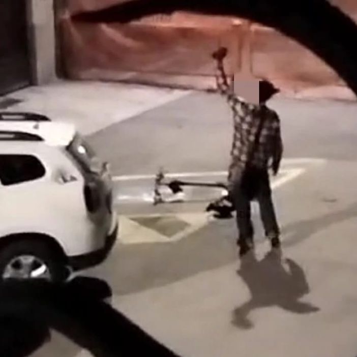 Attimi di paura in Barriera di Milano, spacciatore lancia mattoni e bottiglie