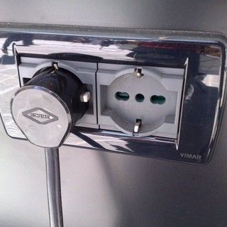 Si allaccia abusivamente alla rete elettrica: denunciato