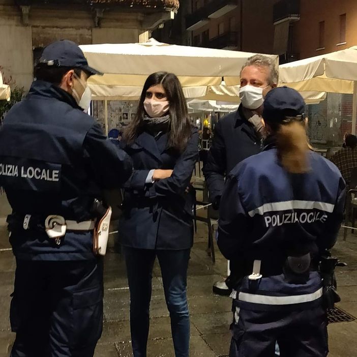 In attesa del coprifuoco piazza Santa Giulia è semi deserta. Appendino: “Restrizioni necessarie” In attesa del coprifuoco piazza Santa Giulia è semi deserta. Appendino: “Restrizioni necessarie”