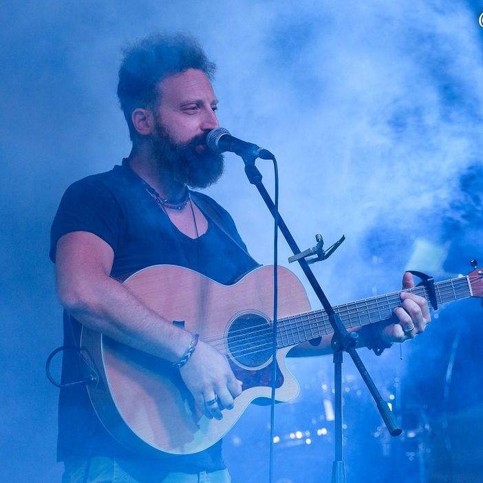 Stona: un cantautore in equilibrio tra musica d’autore e pop nostrano Stona: un cantautore in equilibrio tra musica d’autore e pop nostrano