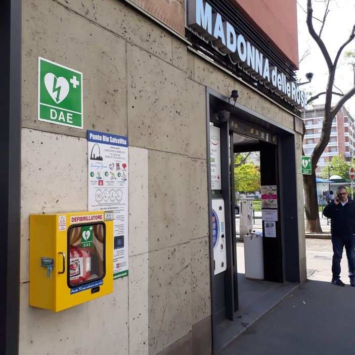 Rubato defibrillatore pubblico in piazza Galimberti: l'appello dell'Associazione Lorenzo Greco Rubato defibrillatore pubblico in piazza Galimberti: l'appello dell'Associazione Lorenzo Greco