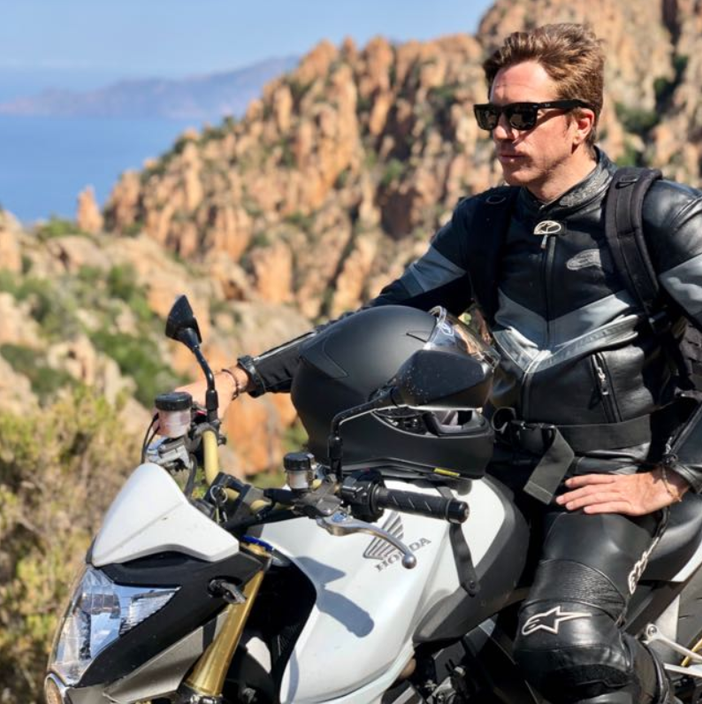 Tragedia in Francia, muore in un incidente motociclistico Mattia Serafini, 36 anni